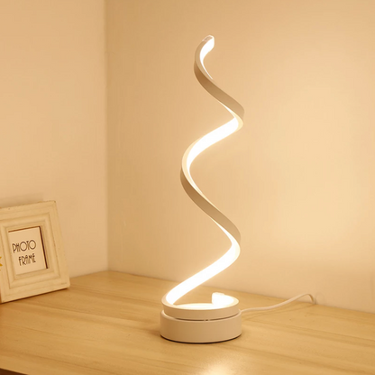 LED-bordslampa med spiraldesign i sovsal