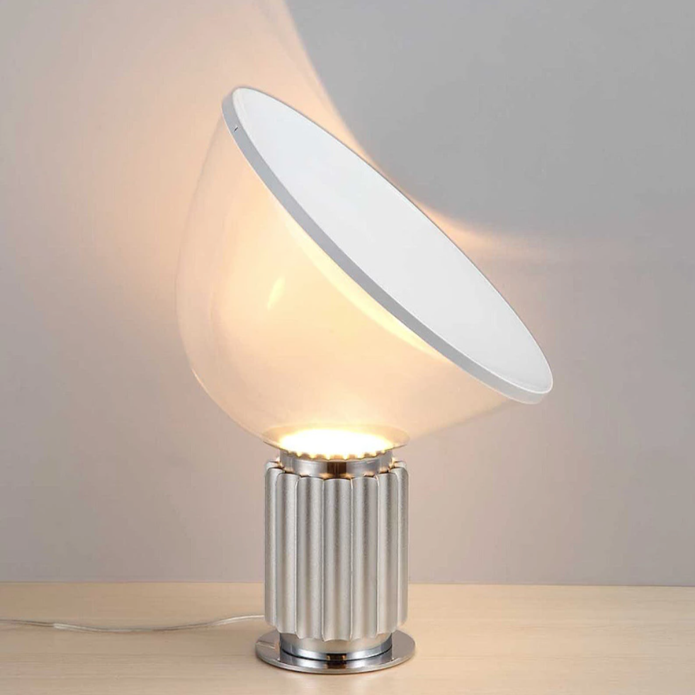 Designer LED-bordslampa med industriell bas och rundad lampskärm