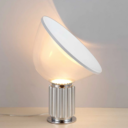 Designer LED-bordslampa med industriell bas och rundad lampskärm