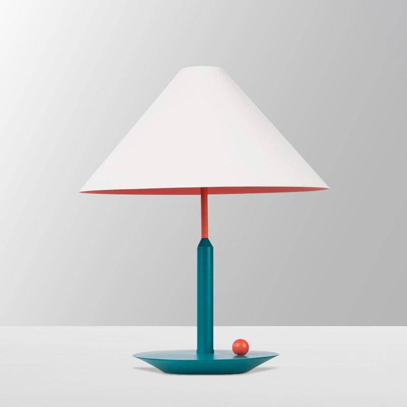Modern LED-bordslampa med vit konisk lampskärm