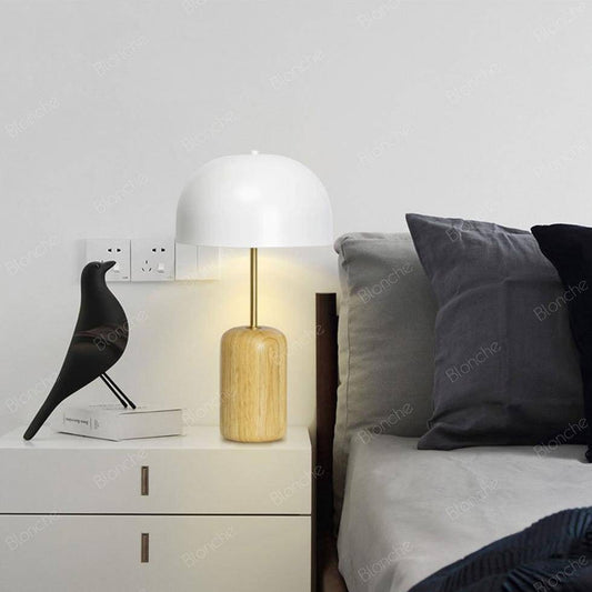LED-bordslampa i trä med rundad vit lampskärm