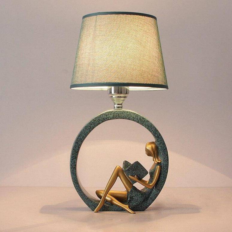 LED-bordslampa med imiterad skulpturkropp och tyglampskärm