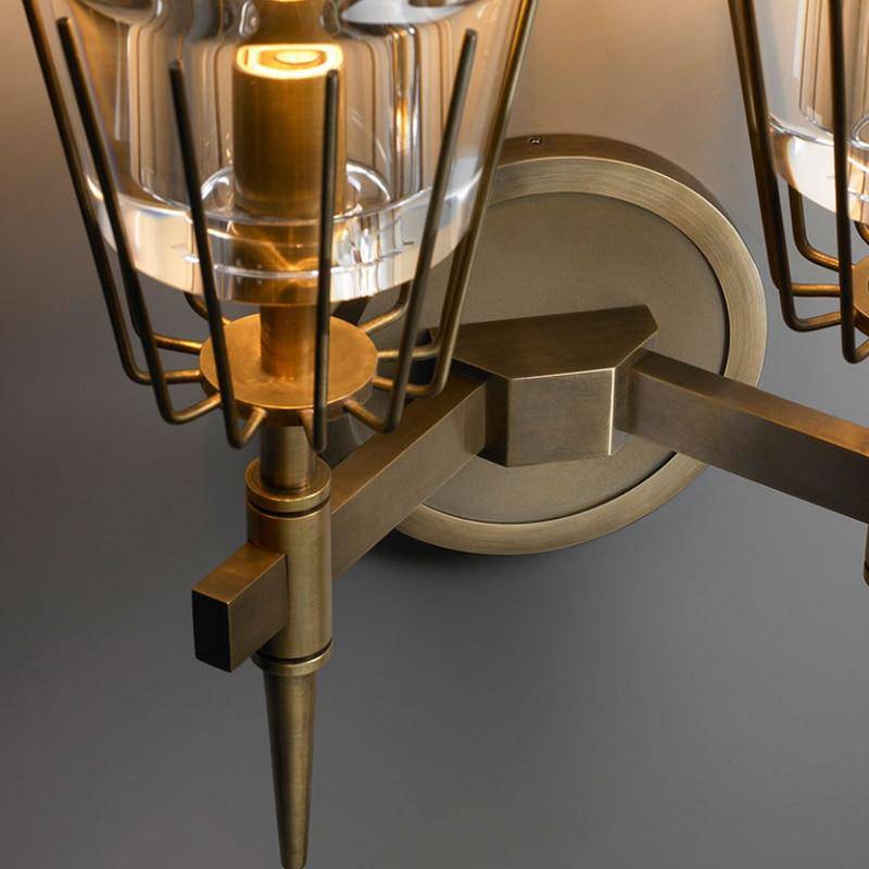 Designer LED-vägglampa med metallstöd och lampskärm i glas