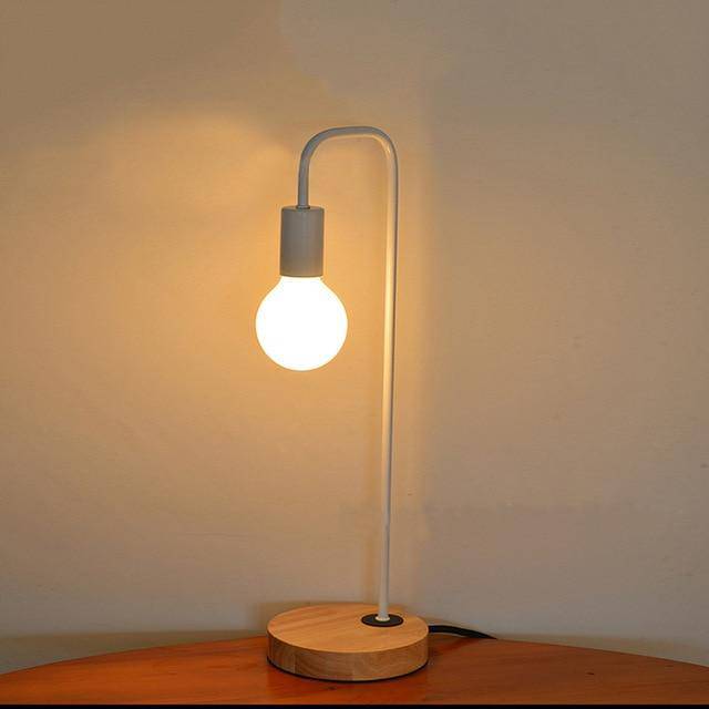 Modern LED-bordslampa med träfot och enkelfärgad skaft