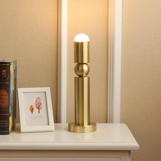 Modern LED-bordslampa i långsträckt gyllene cylinder