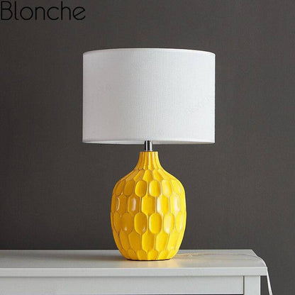 Modern LED-bordslampa i form av en Ananas med vit lampskärm