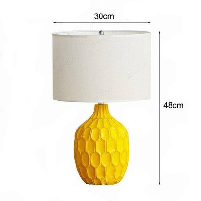 Modern LED-bordslampa i form av en Ananas med vit lampskärm