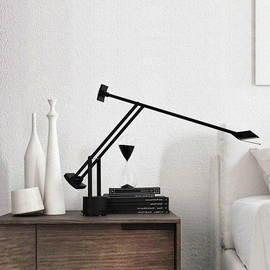 LED-bordslampa i svart metall i industriell stil