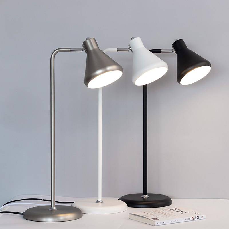 Designer LED bordslampa med färgat metallrör och triangulär form Light