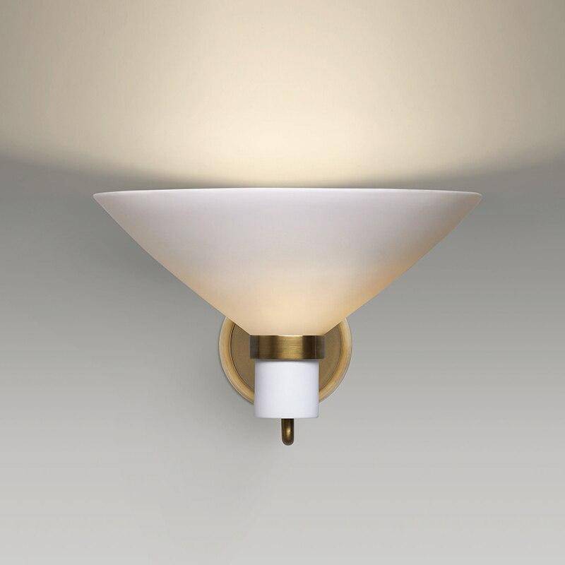 Modern LED-vägglampa med trekantig lampskärm och kopparstam