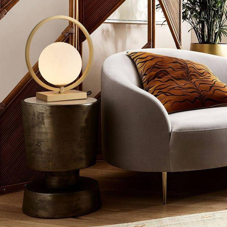 Designer LED bordslampa med kula och gyllene cirkel Hotel