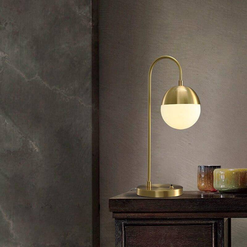 Designer LED bordslampa med guldarm och mjuk glaskula