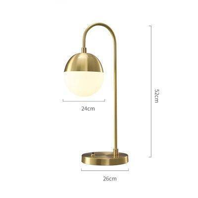 Designer LED bordslampa med guldarm och mjuk glaskula