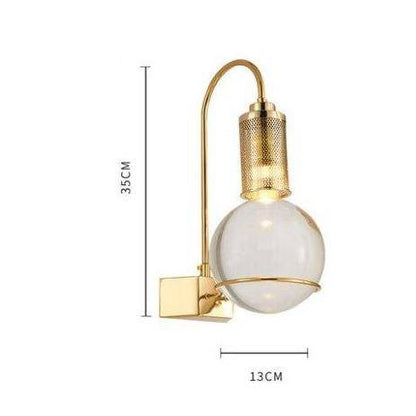 Designer LED-vägglampa i form av en guldglödlampa och en kristallkula