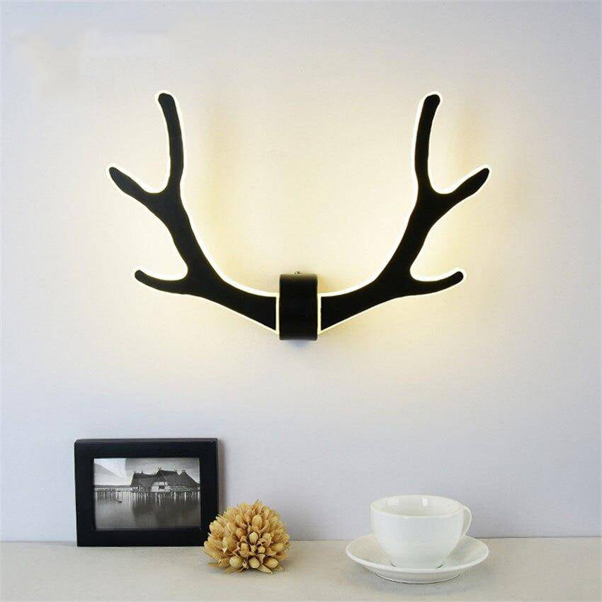 Designer LED-vägglampa i trä i form av rådjurshorn