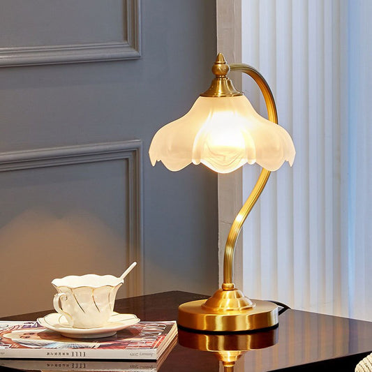Vintage bordslampa med Magnolya flower lampskärm