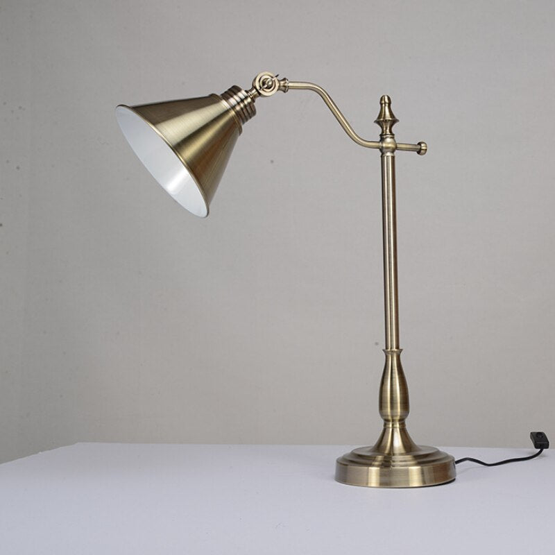 Vintage bordslampa med konisk metallskärm Nevula