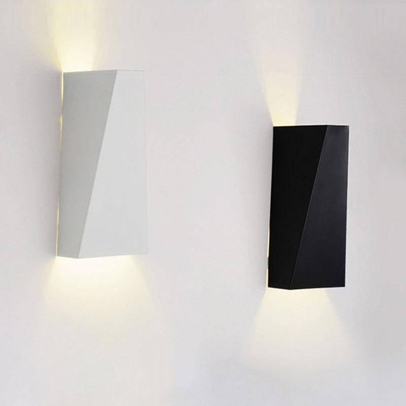Cubic LED design vägglampa (svart eller vit)