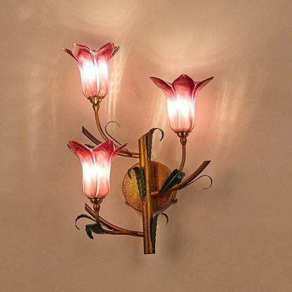 Rustik LED-vägglampa med färgglad lampskärm i blomstil