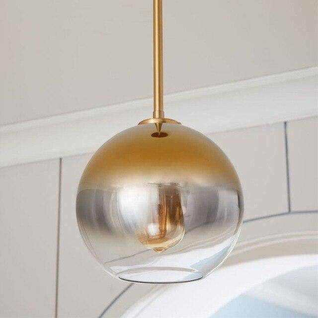 Loftlampa i bärnstensfärgad glaskula design