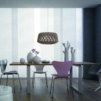 Modern LED-pendellampa i form av en träbur i skandinavisk stil